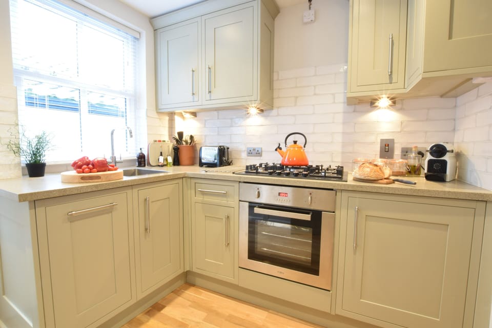 Fridge, dishwasher, cookware/dishes/utensils