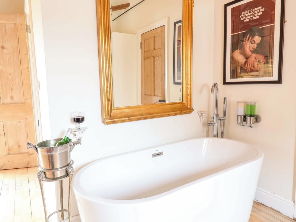 Fishpond House, Sotherton Cottage in Suffolk Coastal District