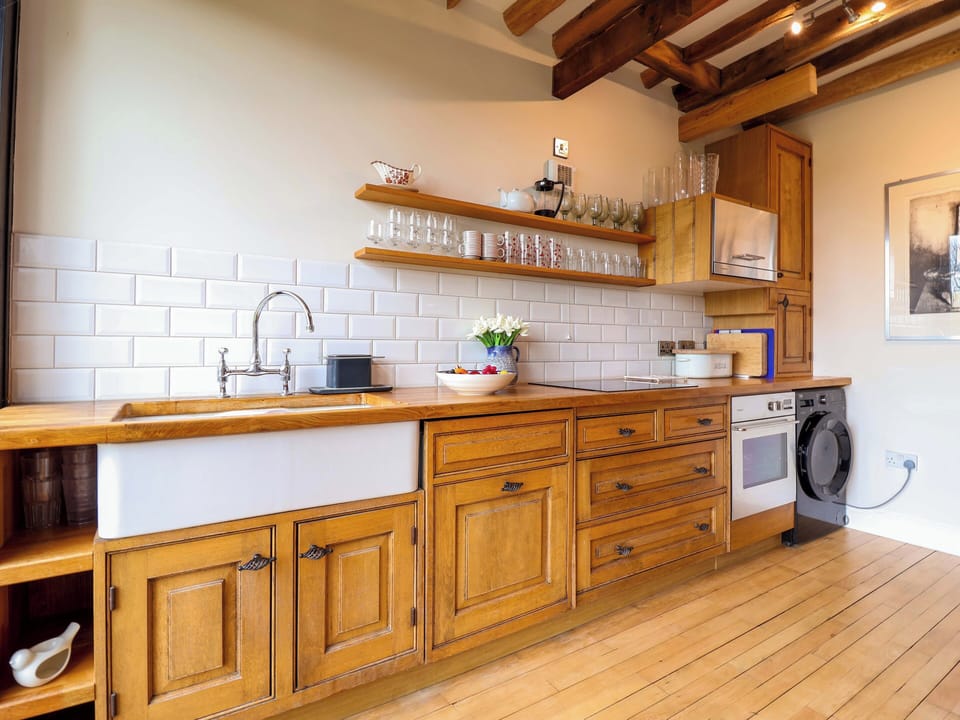 Cottage | Private kitchen | Fridge, dishwasher, cookware/dishes/utensils