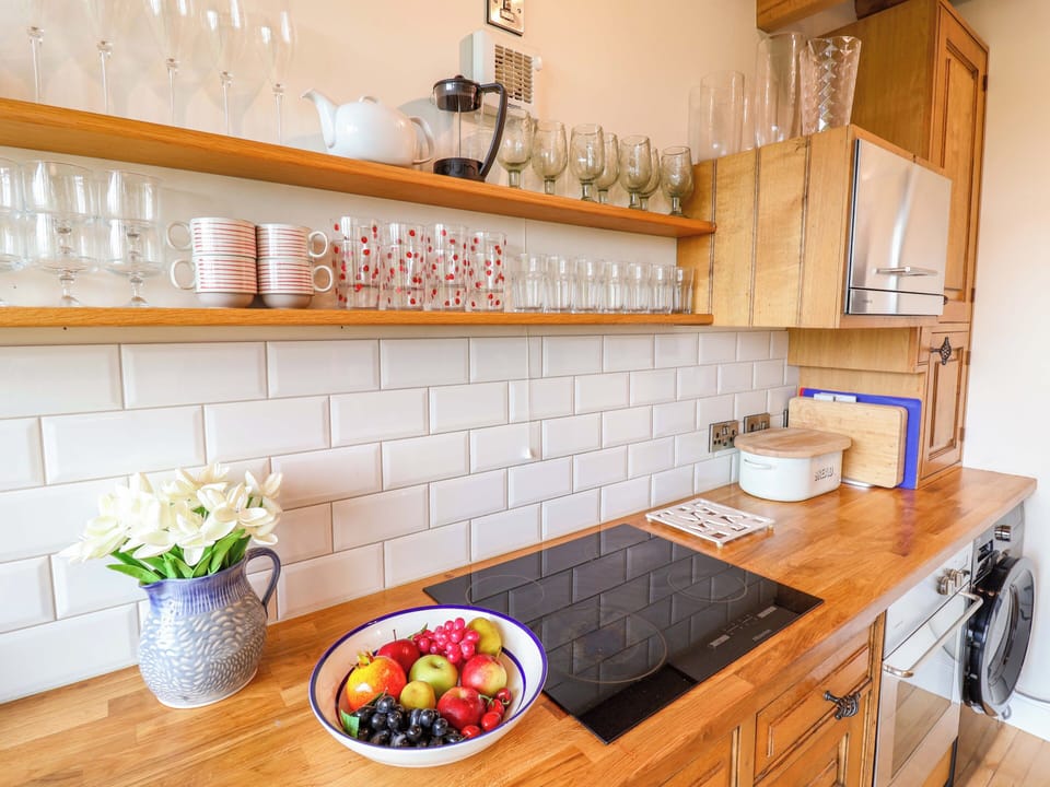 Cottage | Private kitchen | Fridge, dishwasher, cookware/dishes/utensils