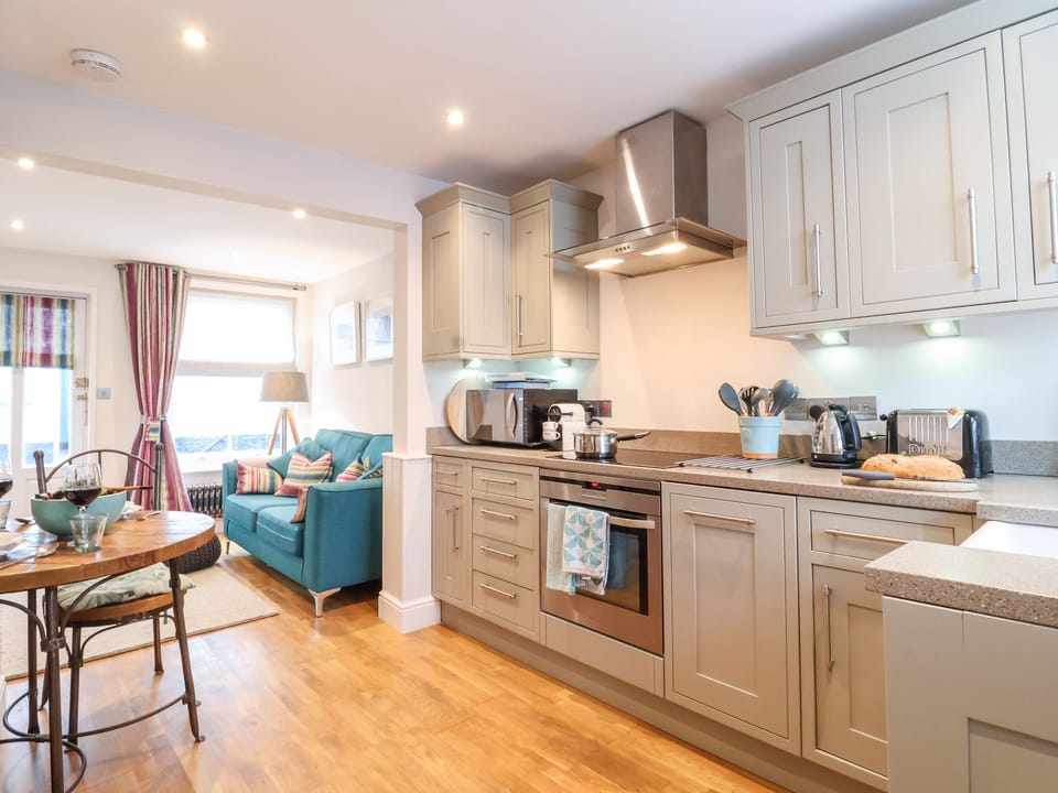 Cottage | Private kitchen | Fridge, dishwasher, cookware/dishes/utensils