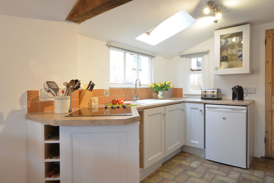 Fridge, dishwasher, cookware/dishes/utensils