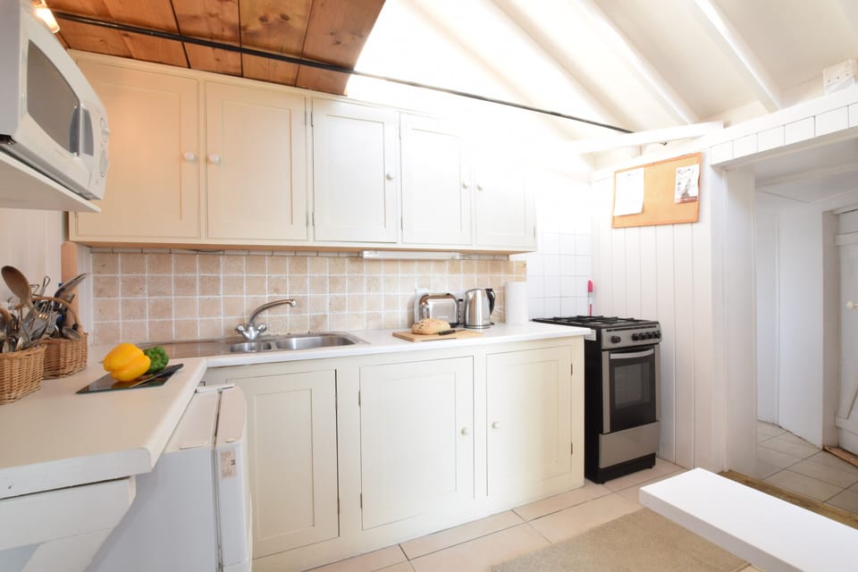 Fridge, cookware/dishes/utensils