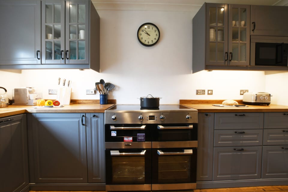 Fridge, dishwasher, cookware/dishes/utensils