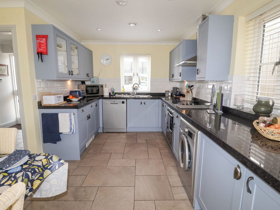 Cottage | Private kitchen | Fridge, dishwasher, cookware/dishes/utensils