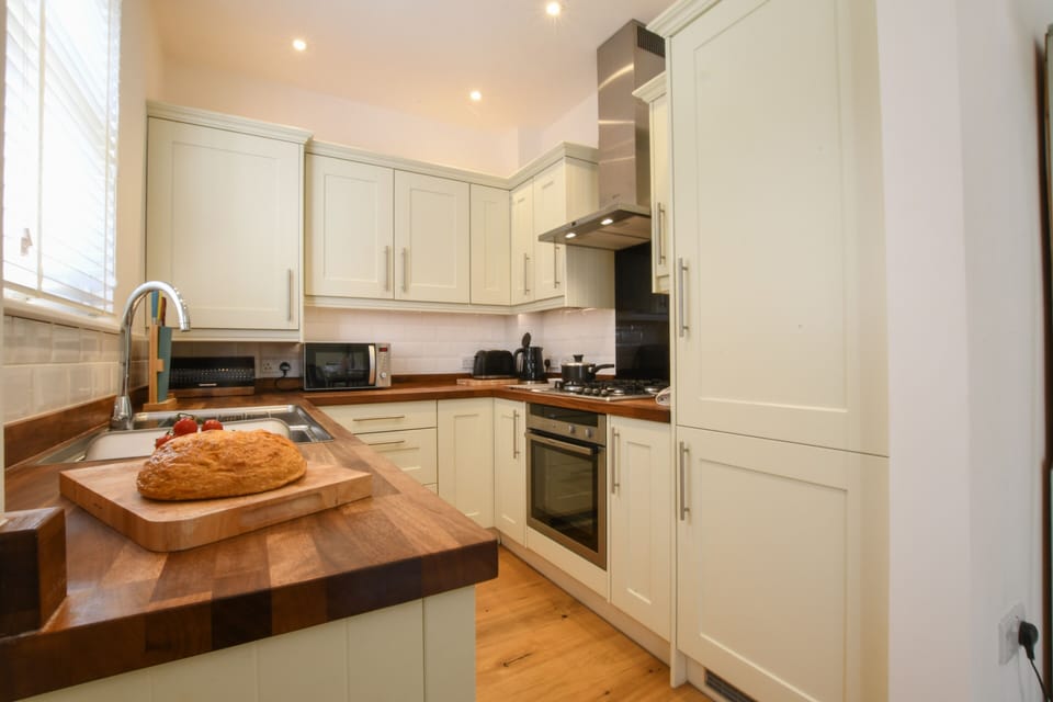 Fridge, dishwasher, cookware/dishes/utensils