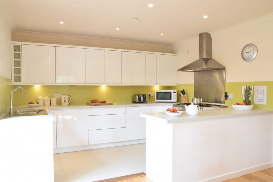 Fridge, cookware/dishes/utensils