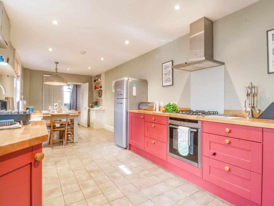 Cottage | Private kitchen | Fridge, cookware/dishes/utensils