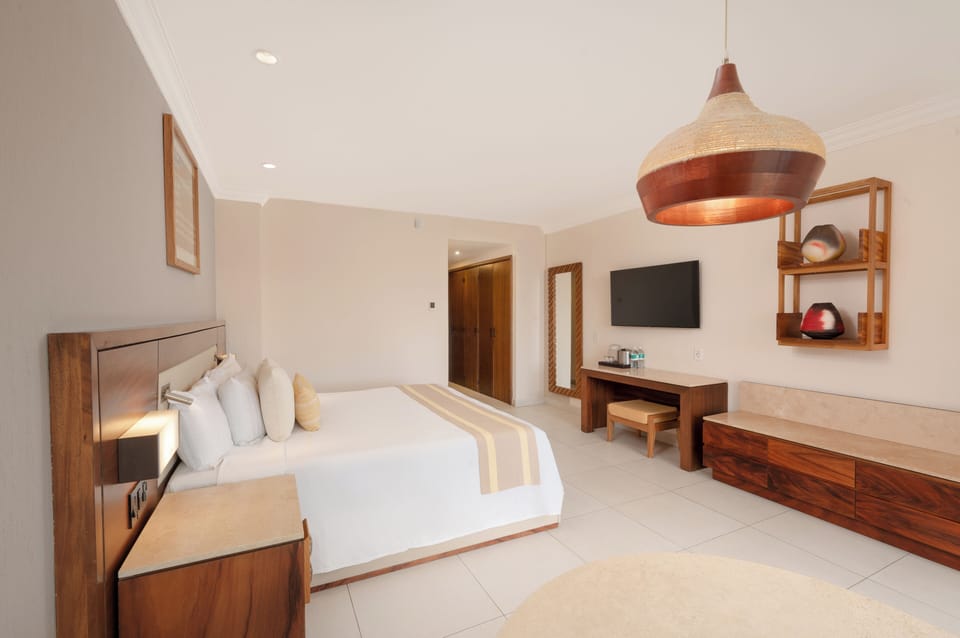Deluxe Balcony Partial Ocean View | Free minibar, in-room safe, desk, blackout drapes