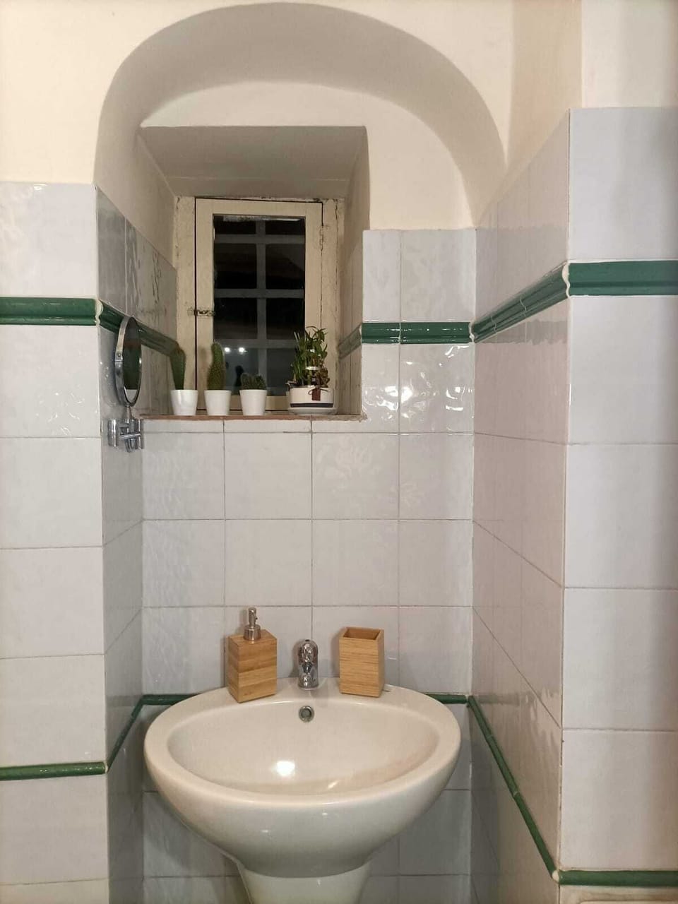 Standard Double Room, Ensuite | Bathroom | Rainfall showerhead, designer toiletries, hair dryer, bathrobes