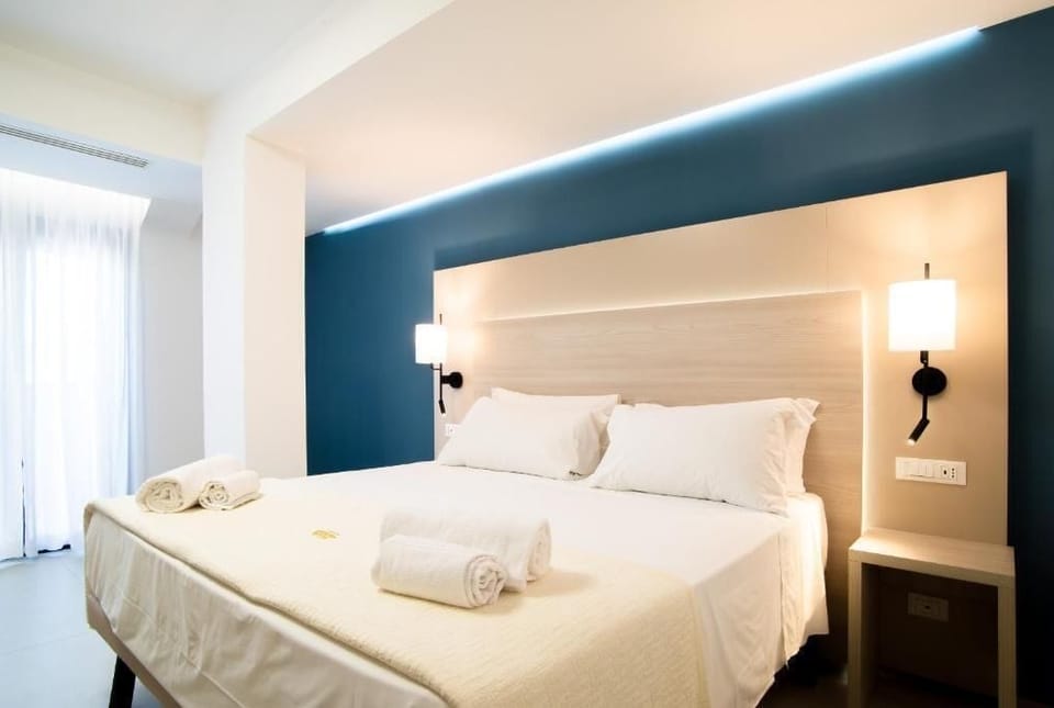 Deluxe Double Room, 1 Double Bed | Minibar, in-room safe, desk, cribs/infant beds