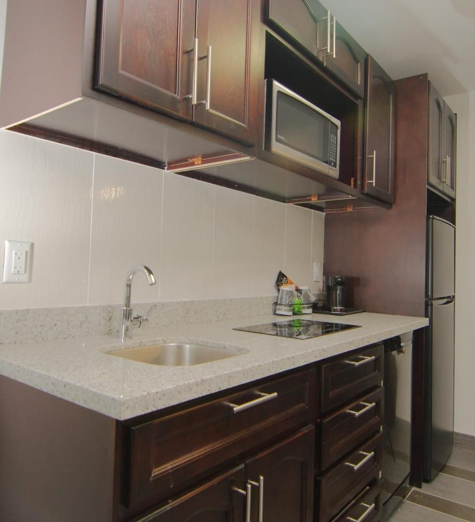 Coffee/tea maker, full-size fridge, microwave, stovetop