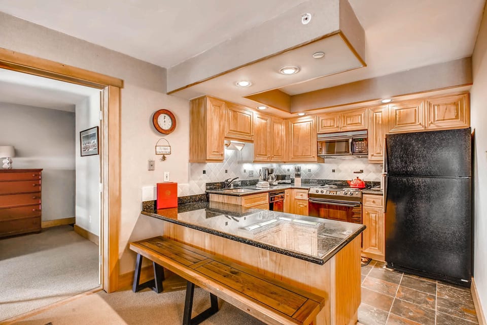 Condo, 1 King Bed with Sofa bed, Hill View (Westwind 208L 1BD 1BA Gold Condo in L) | Private kitchen | Dining tables