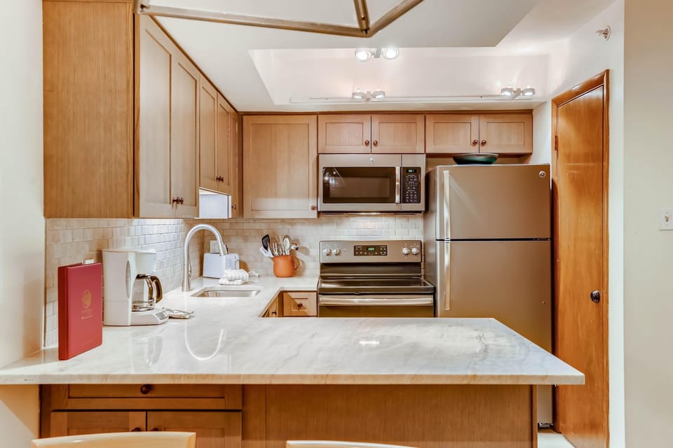 Condo, 1 King Bed with Sofa bed (Westwind 109 1BD 1.5BA Gold Condo in ) | Private kitchen