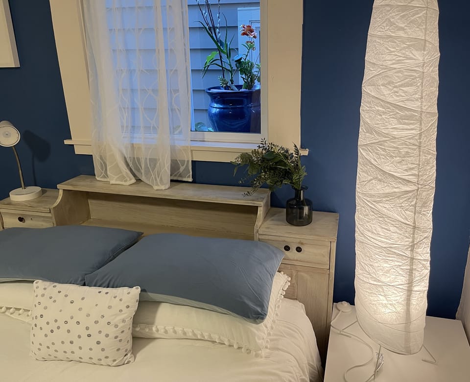 Blue Room/#2 - Shared Bathroom | Desk, laptop workspace, WiFi (free)