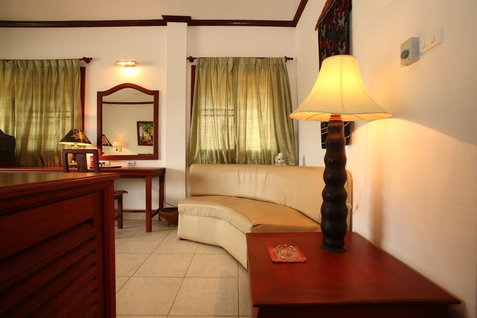 Deluxe Double Room, 1 Queen Bed | Living area | TV