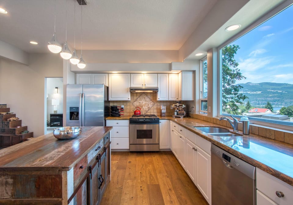 House, 4 Bedrooms | Private kitchen | Fridge, oven, coffee/tea maker, toaster