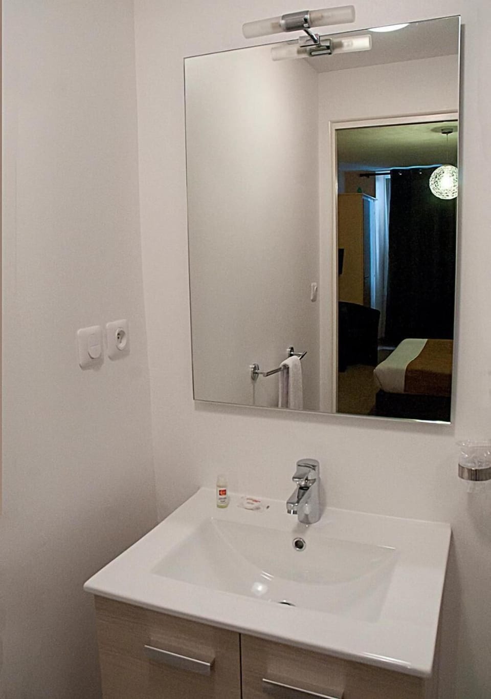 Shower, free toiletries, towels