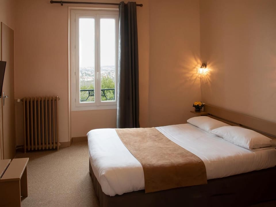 Cribs/infant beds, rollaway beds, free WiFi, bed sheets