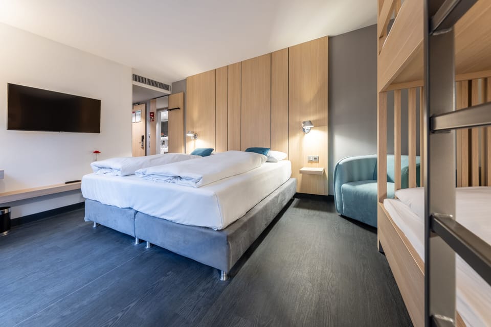 Desk, soundproofing, free WiFi, bed sheets
