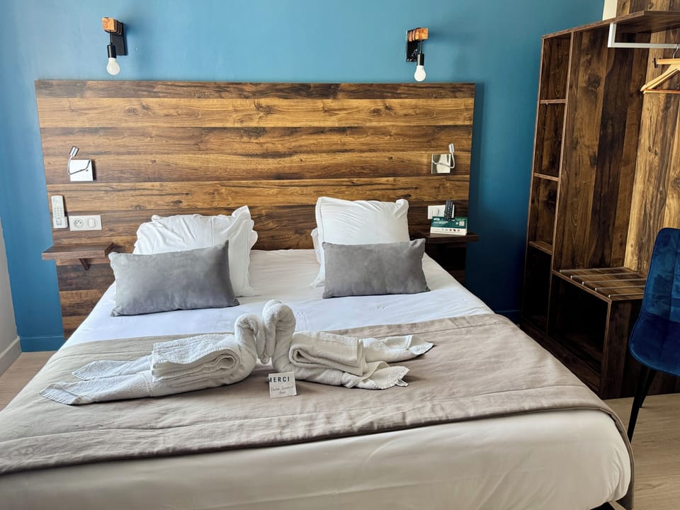 Comfort Double Room, 1 Queen Bed | Premium bedding, desk, laptop workspace, WiFi (free)