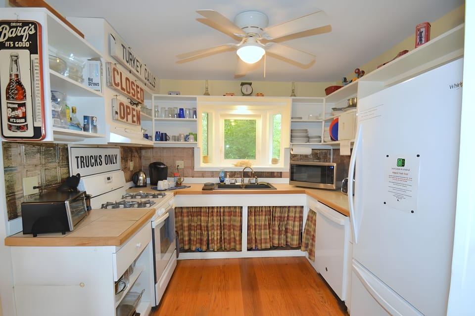 House, Multiple Beds (Above Sleepy Hollow - A Hidden Getawa) | Private kitchen | Oven, spices