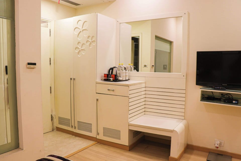 Deluxe Room- Twin Bed (Local IDs not allowed) | Premium bedding, down comforters, memory foam beds, minibar