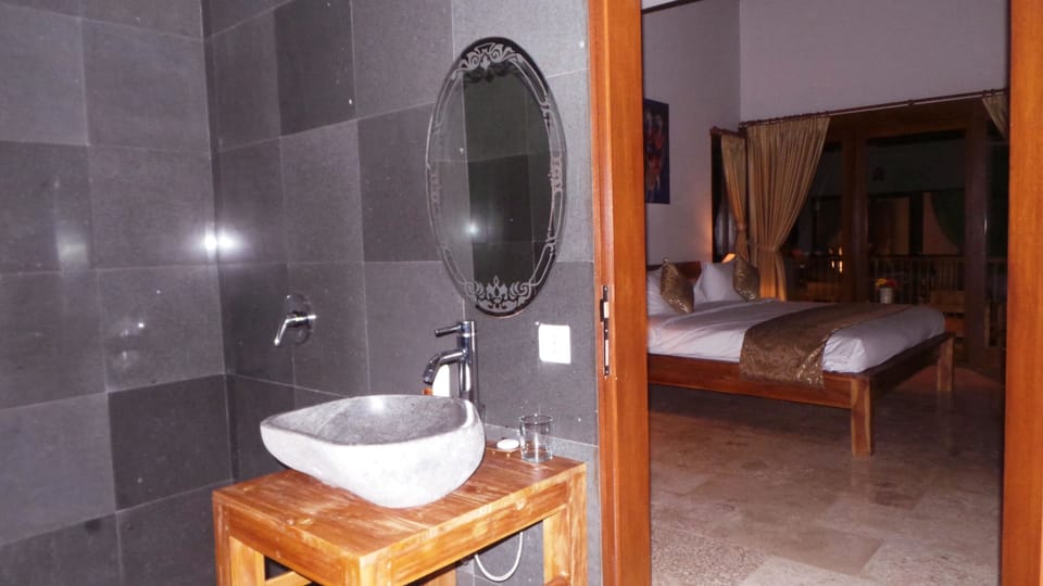 Bathroom sink