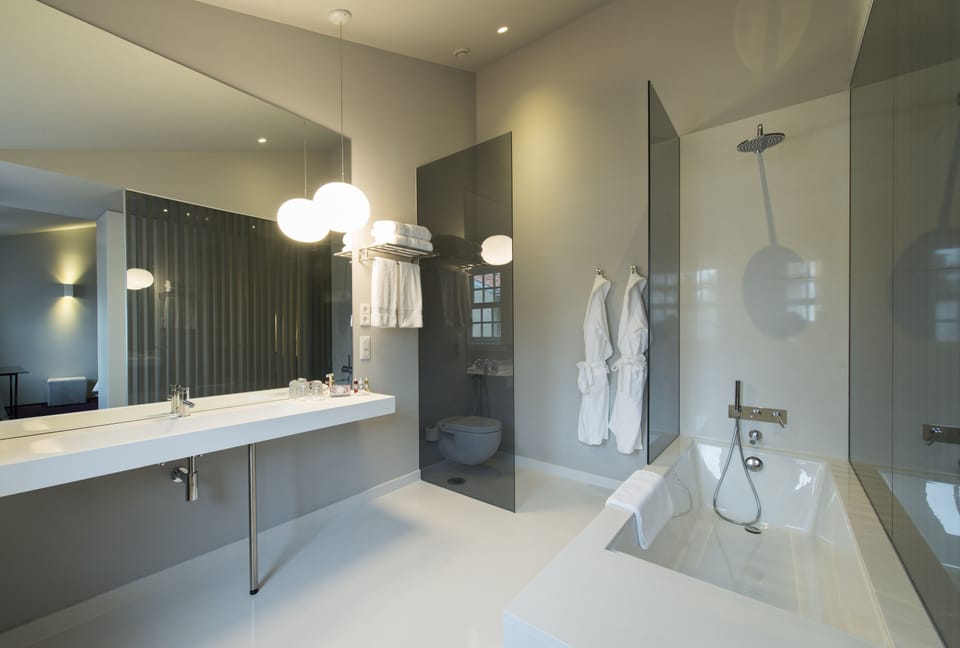 Deluxe Double Room | Bathroom | Free toiletries, hair dryer, bidet, towels