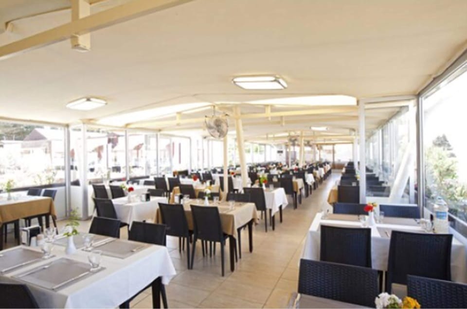 Breakfast, lunch, dinner served; alfresco dining