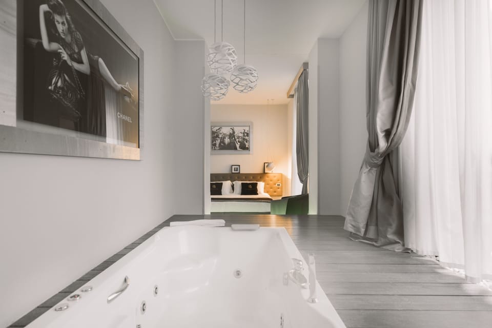 Deluxe Double Room, Hot Tub | Minibar, in-room safe, desk, soundproofing