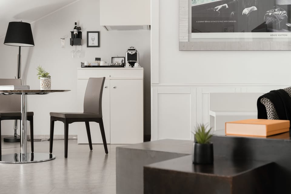 Business Suite | Minibar, in-room safe, desk, soundproofing