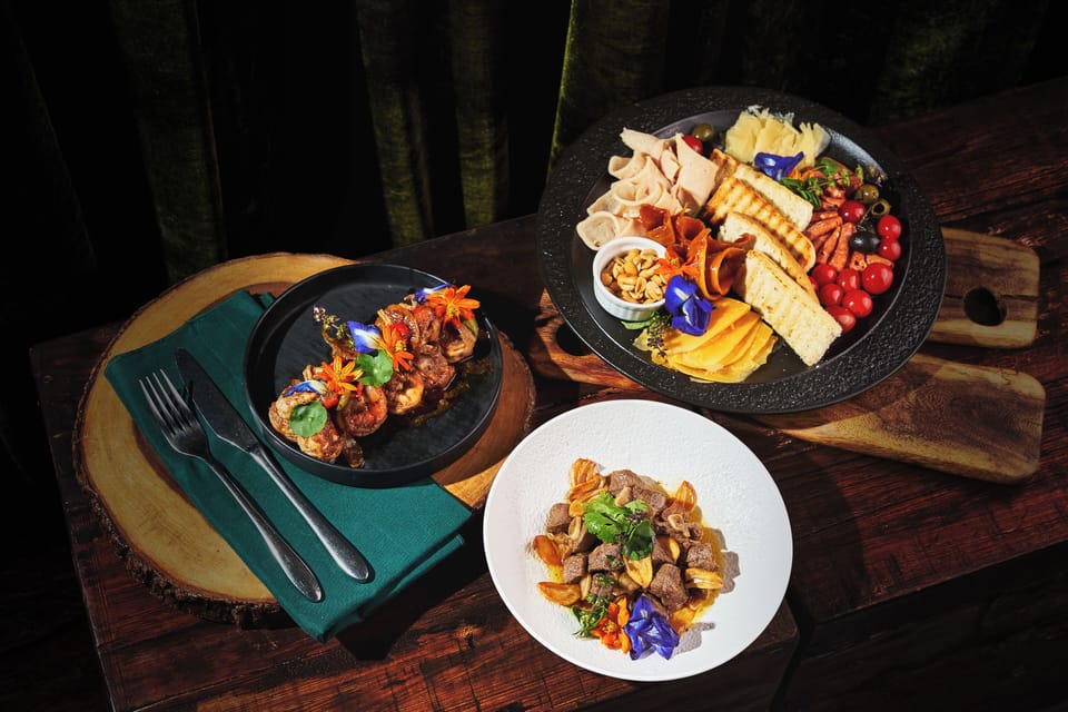 3 restaurants; breakfast, lunch, and dinner served