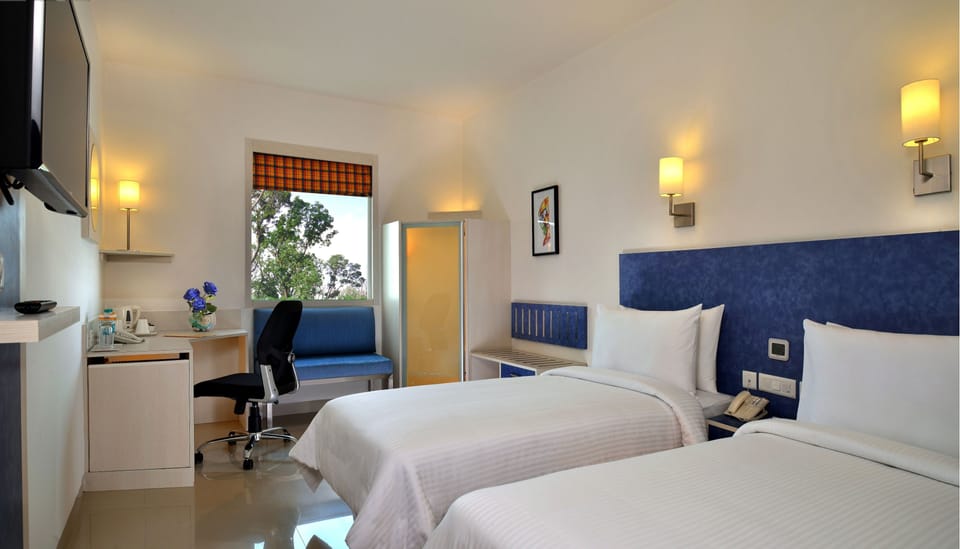 Business Room | Premium bedding, in-room safe, desk, iron/ironing board