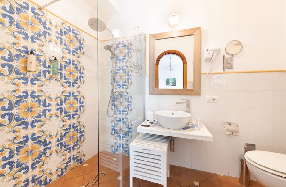 Double Room | Bathroom | Shower, rainfall showerhead, eco-friendly toiletries, hair dryer