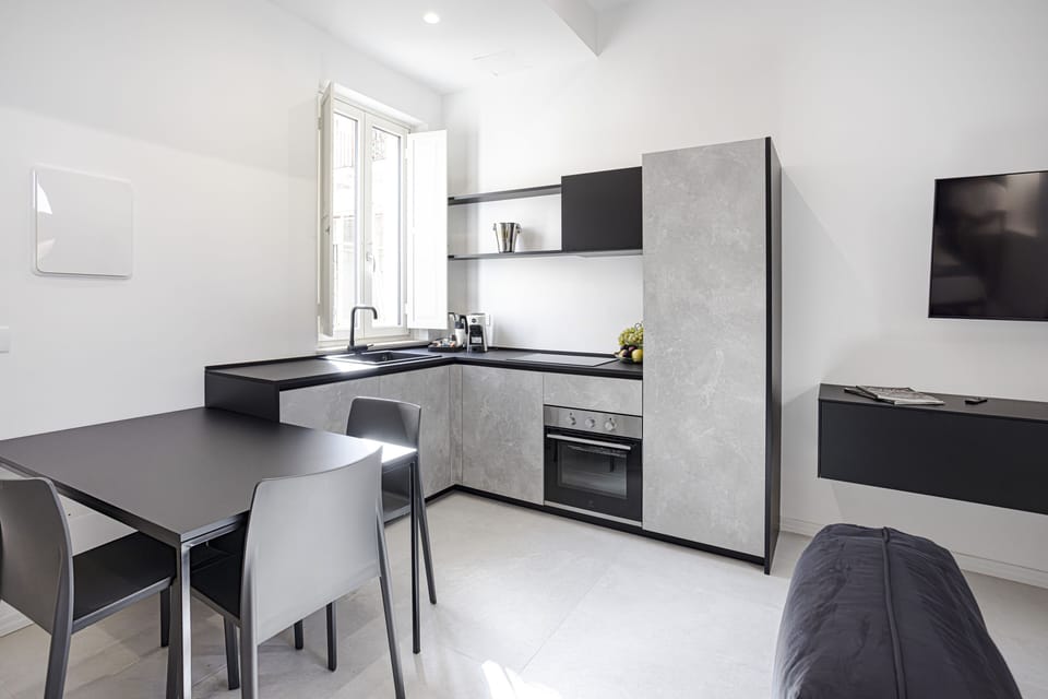 Executive Studio Suite | Private kitchen | Coffee/tea maker, electric kettle