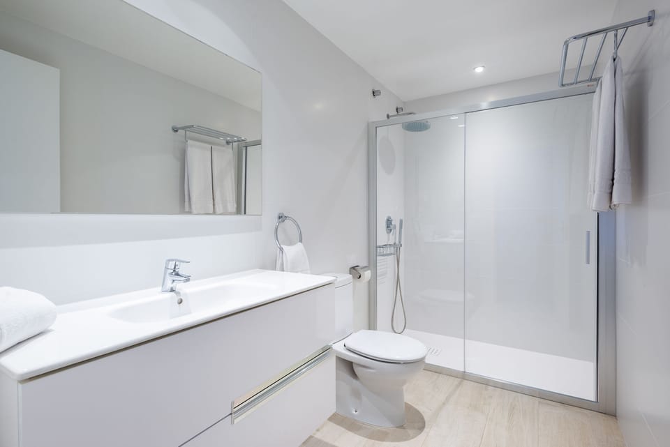 Junior Suite, Terrace, Sea View | Bathroom | Hair dryer, towels