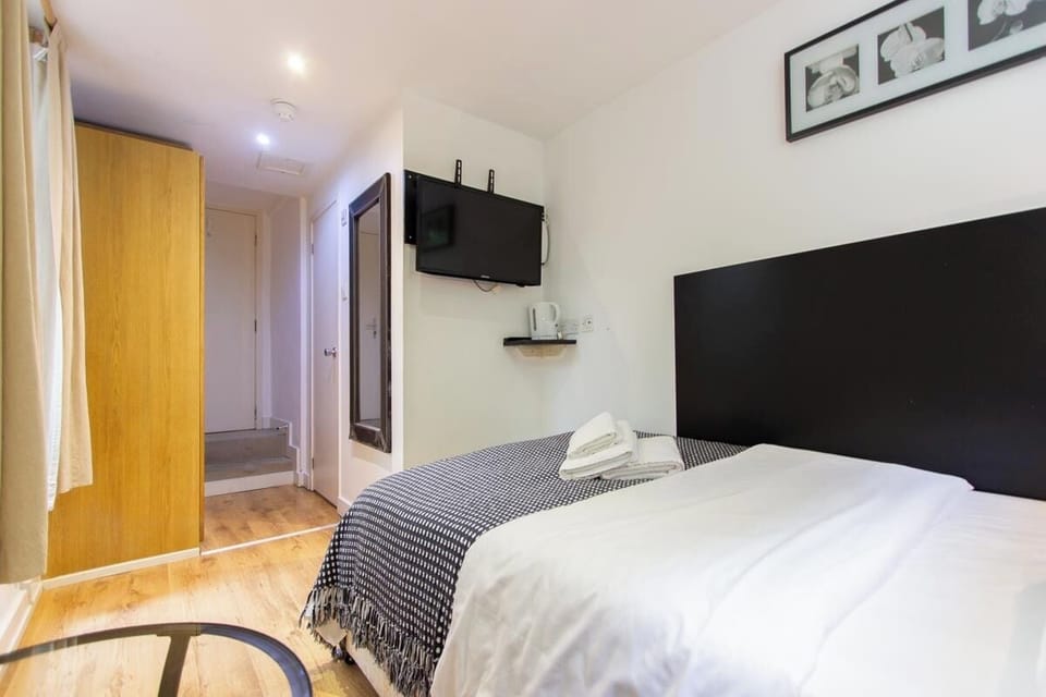 Studio | Blackout drapes, WiFi (free), bed sheets