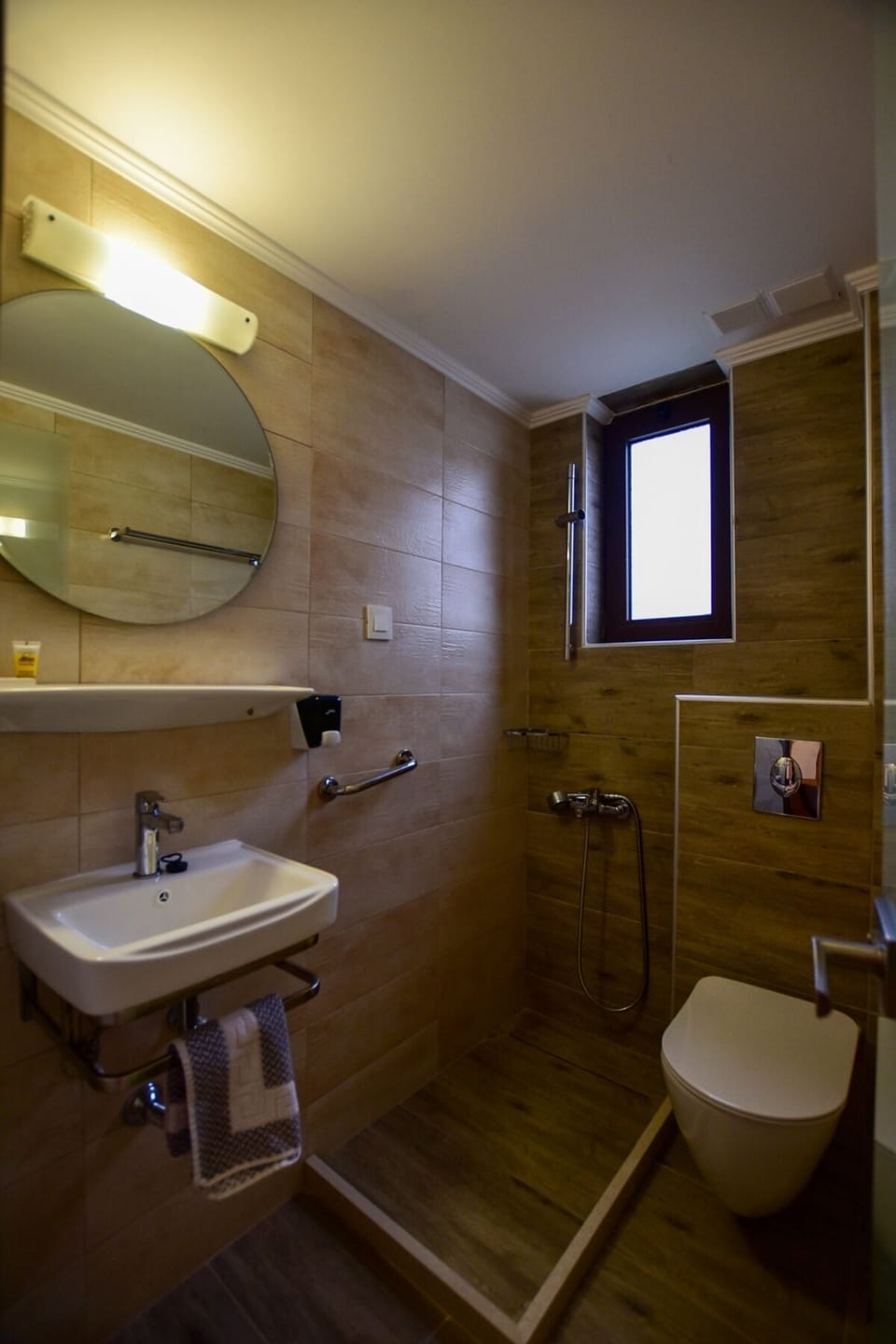Shower, hair dryer, slippers, bidet