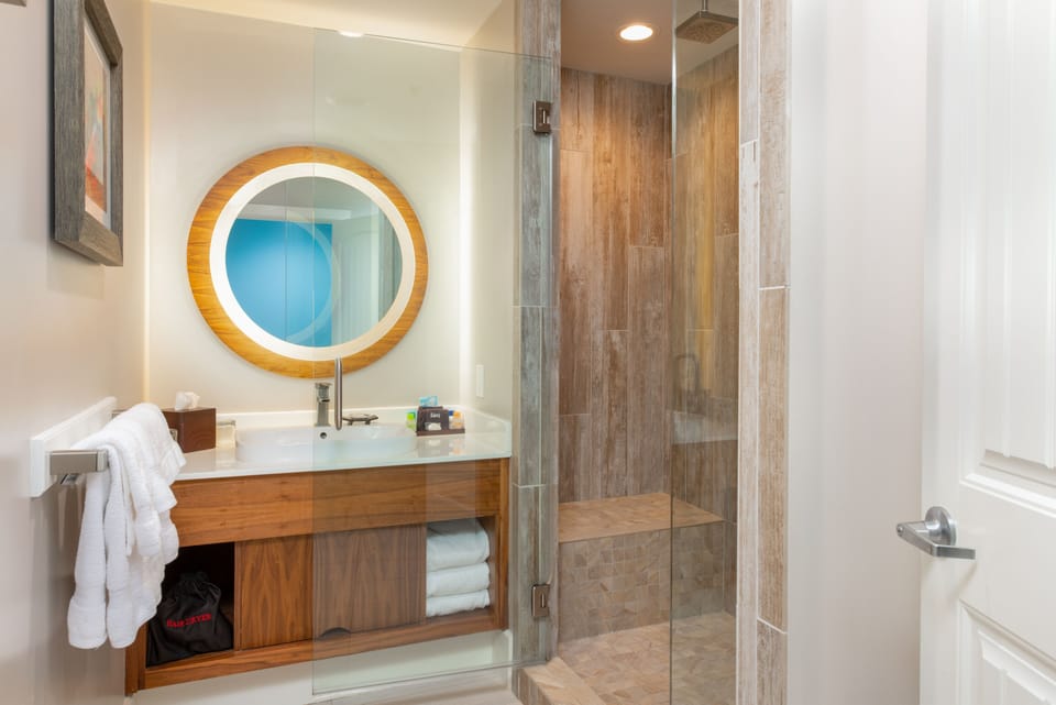 Shower, rainfall showerhead, free toiletries, hair dryer