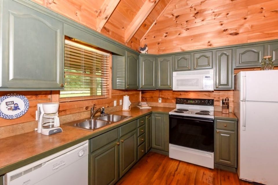 Cabin, 2 Bedrooms | Private kitchen | Coffee/tea maker, fridge, oven, toaster