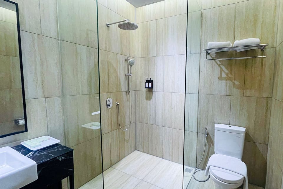 Family Cabin | Bathroom | Shower, free toiletries, hair dryer, slippers