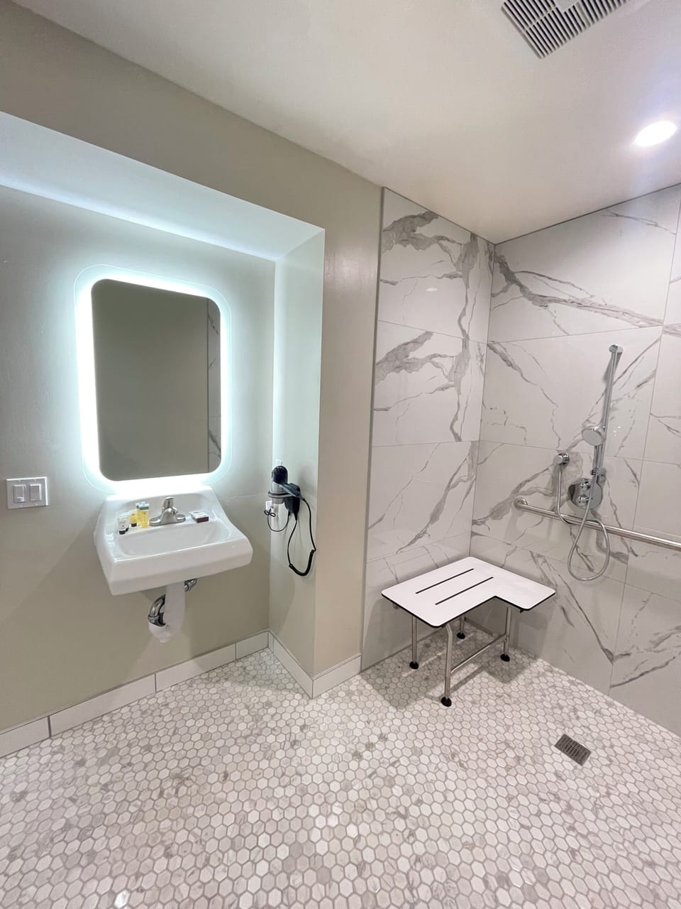 Deluxe Room, 1 King Bed | Bathroom | Hair dryer, towels