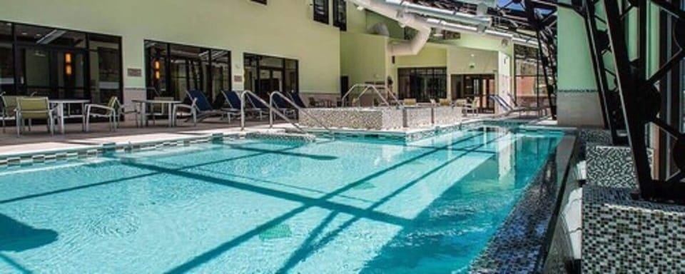 Indoor pool, sun loungers