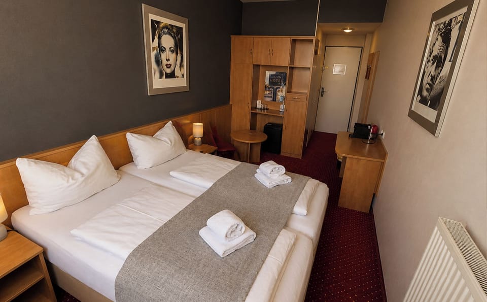 Comfort Double Room | Hypo-allergenic bedding, free minibar, desk, blackout drapes