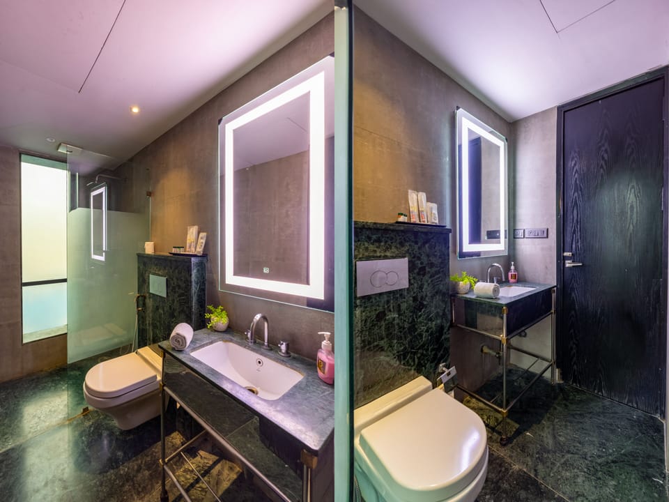 Shower, rainfall showerhead, free toiletries, soap