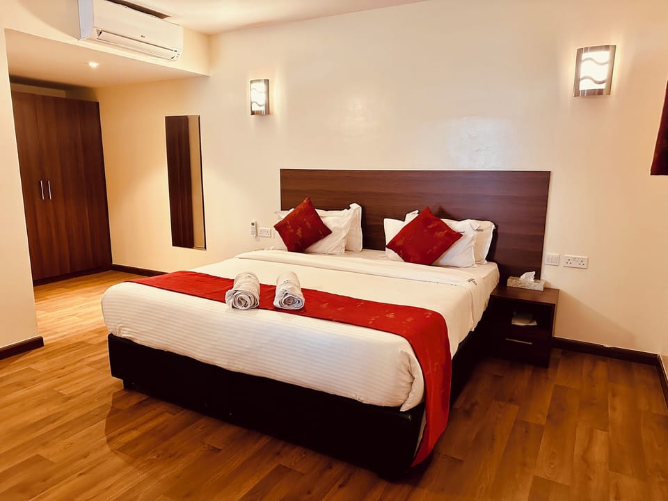 Premium bedding, in-room safe, desk, laptop workspace