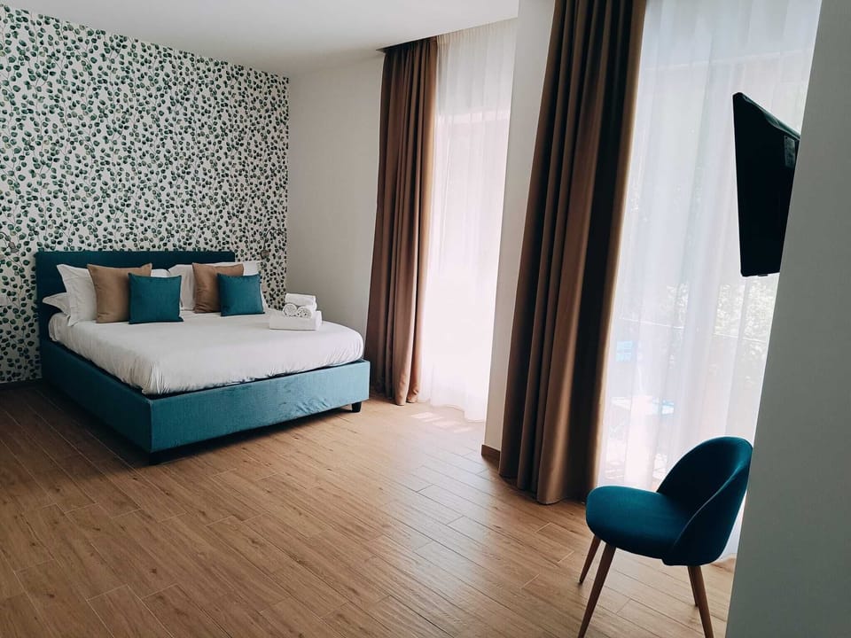 Comfort Room | Minibar, in-room safe, desk, iron/ironing board