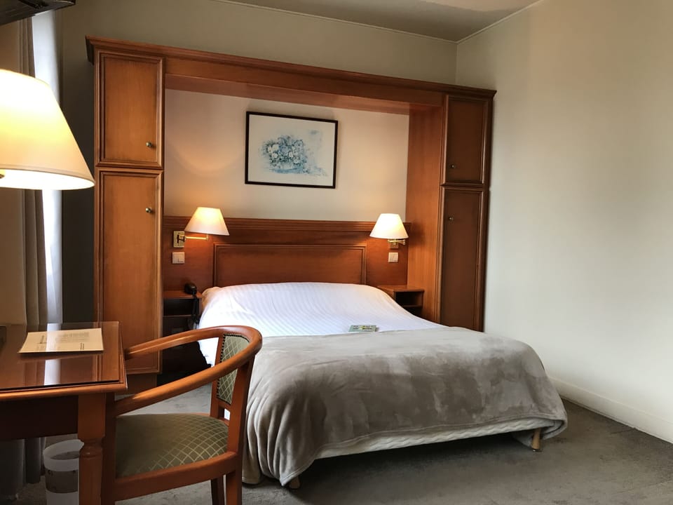 Triple Room | Desk, laptop workspace, soundproofing, iron/ironing board
