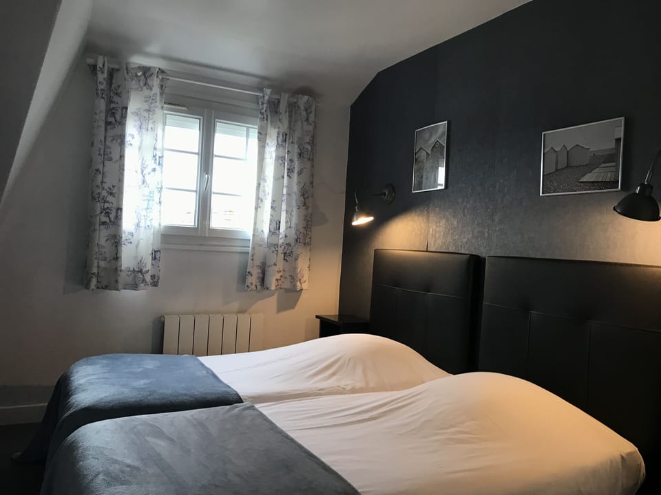 Twin Room | Desk, laptop workspace, soundproofing, iron/ironing board